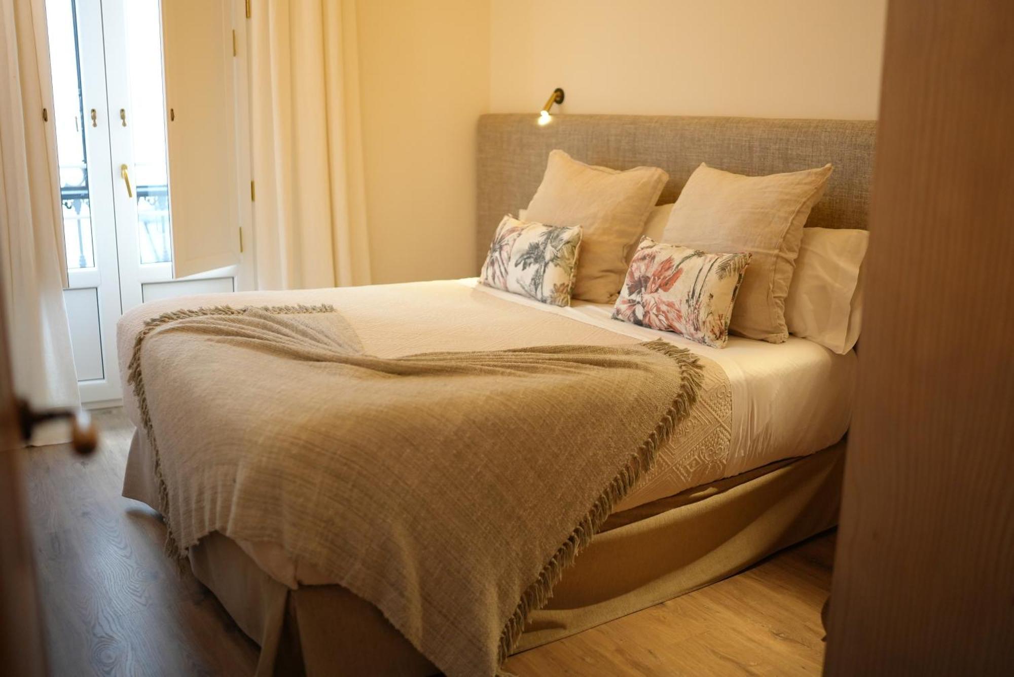 Honest Sevilla Apartments — Photos 1